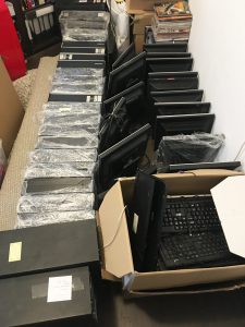 Kidibot are o dilemă: cum să împartă câteva zeci de calculatoare vechi unor copii care MERITĂ?