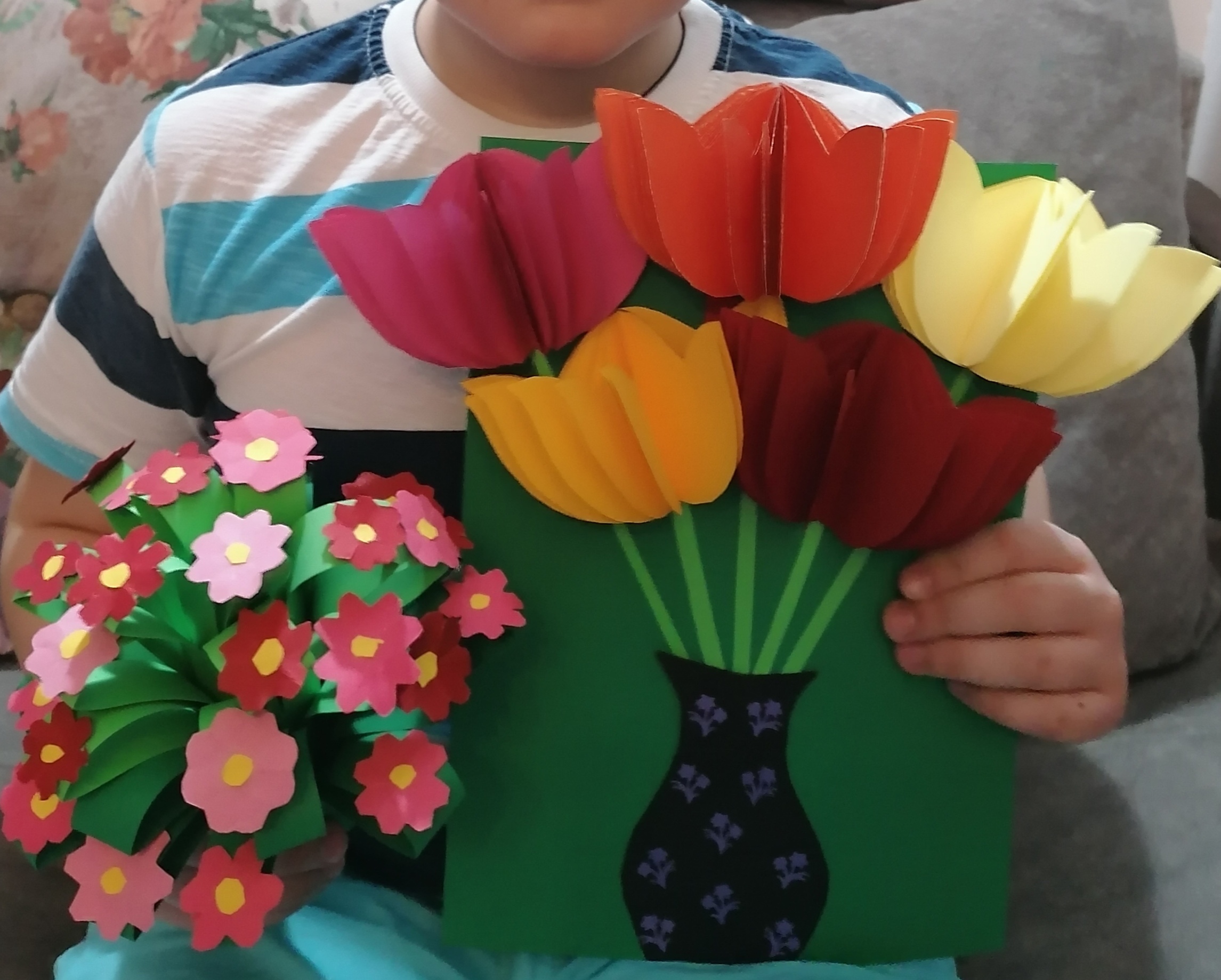 Confecționare flori pentru colegele de clasă