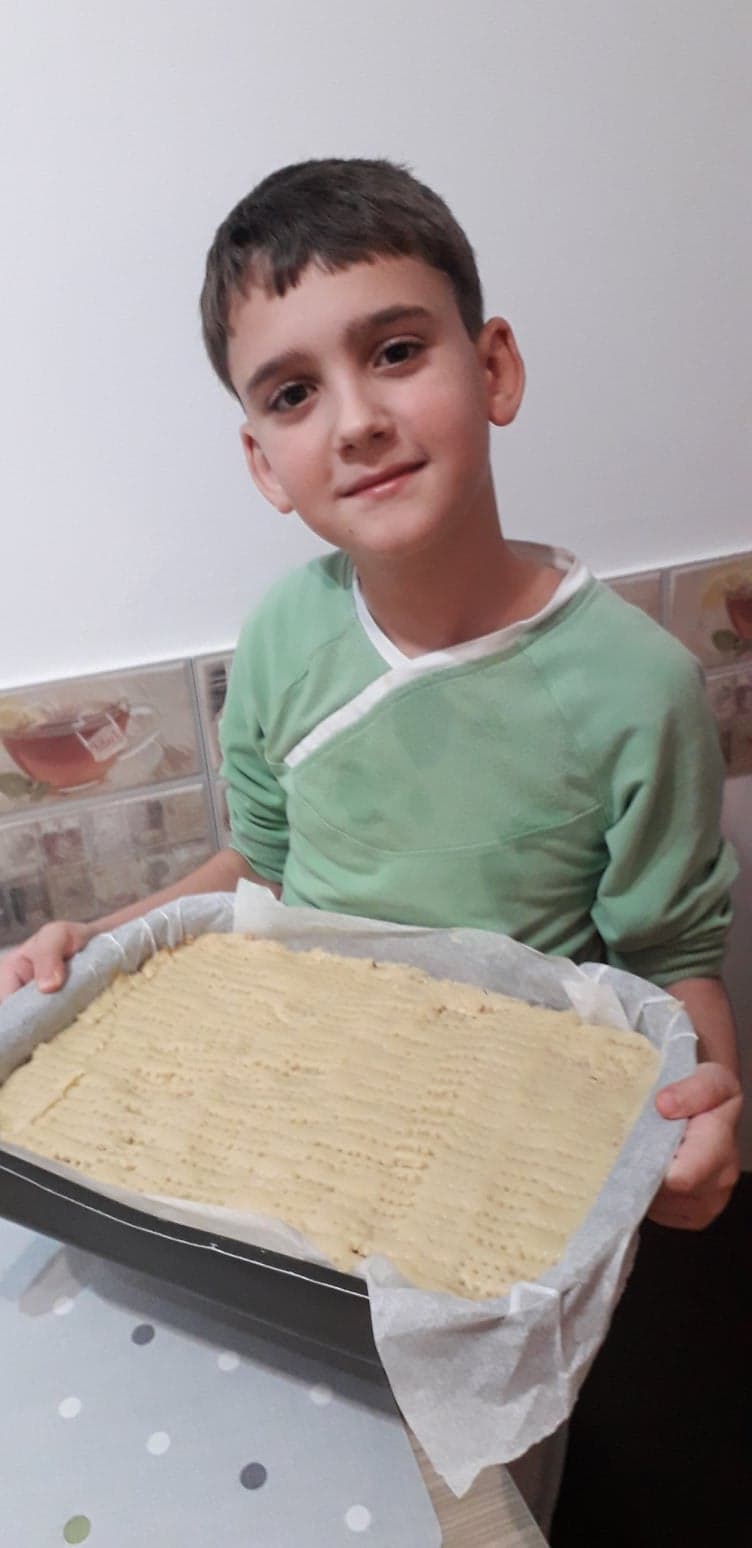 Ajutarea mamei la prepararea prăjiturii