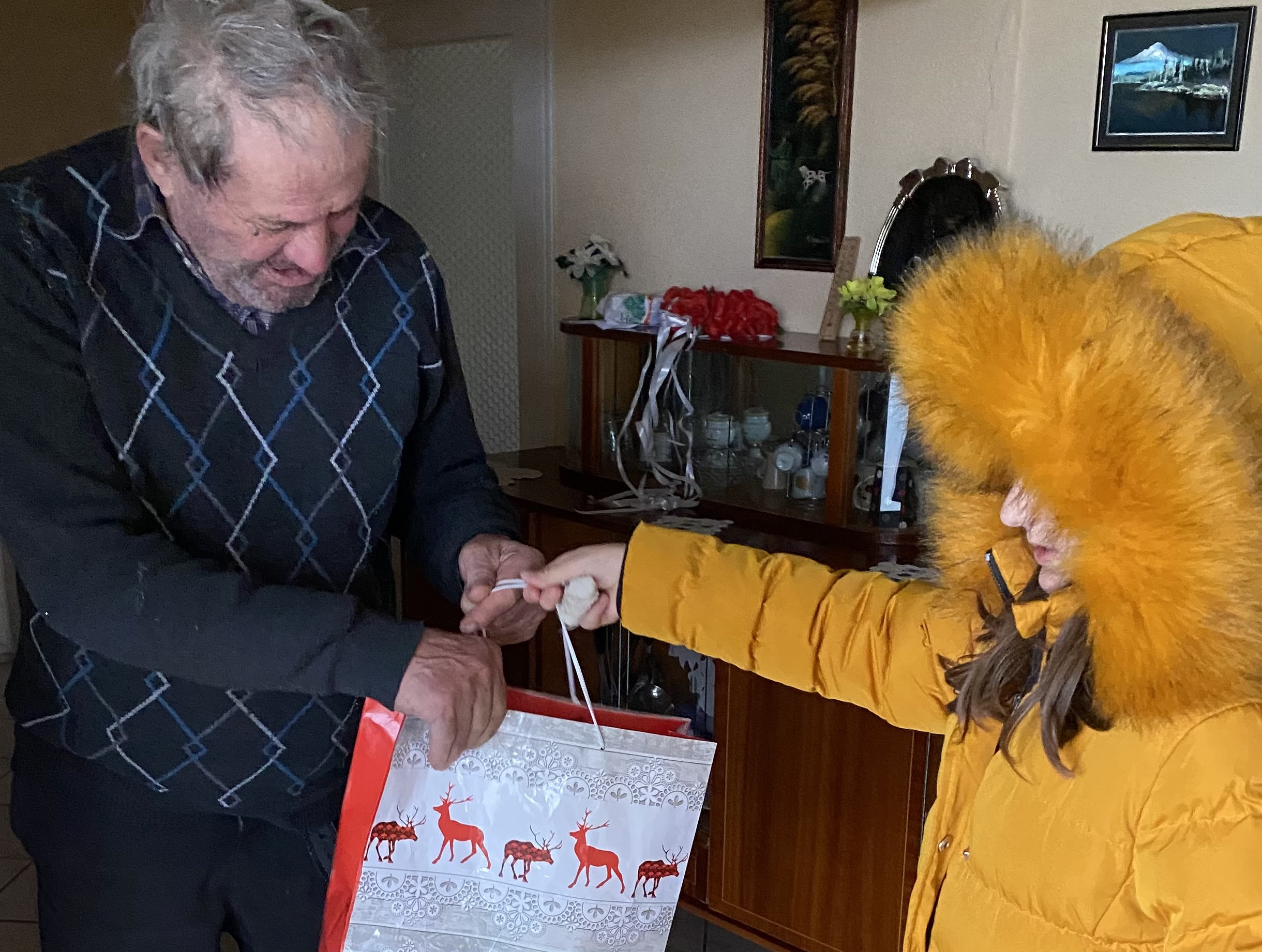 Vine Crăciunul!! – Astăzi am oferit unui bătrân alimente folositoare.