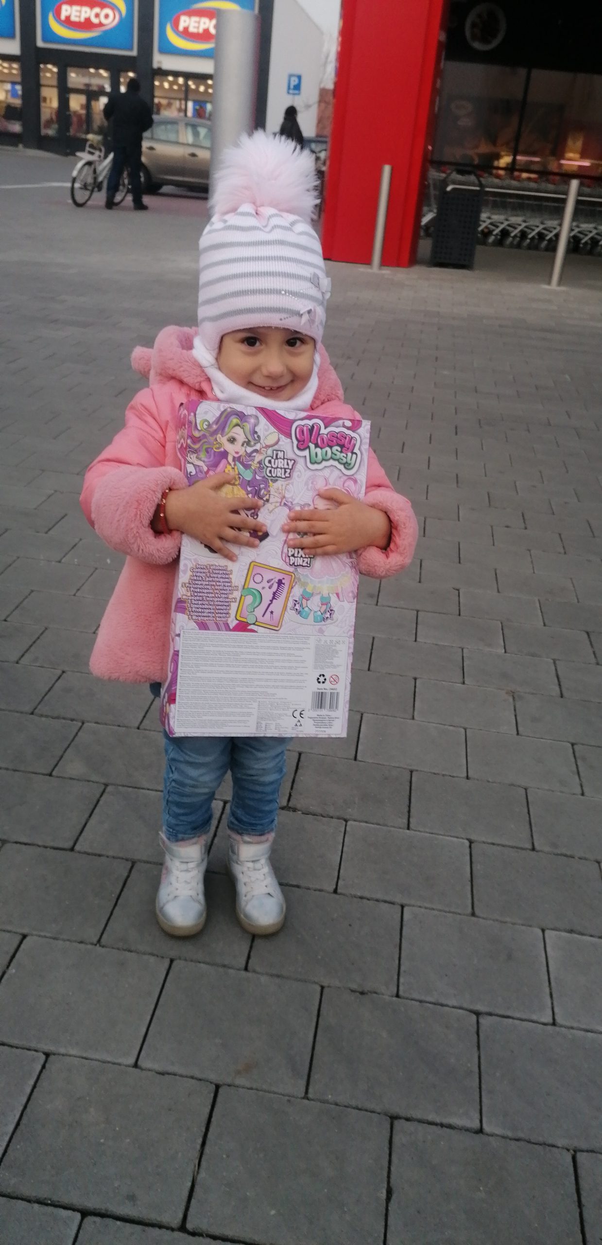 Am cumpărat o păpușă surioarei mele, din banii mei