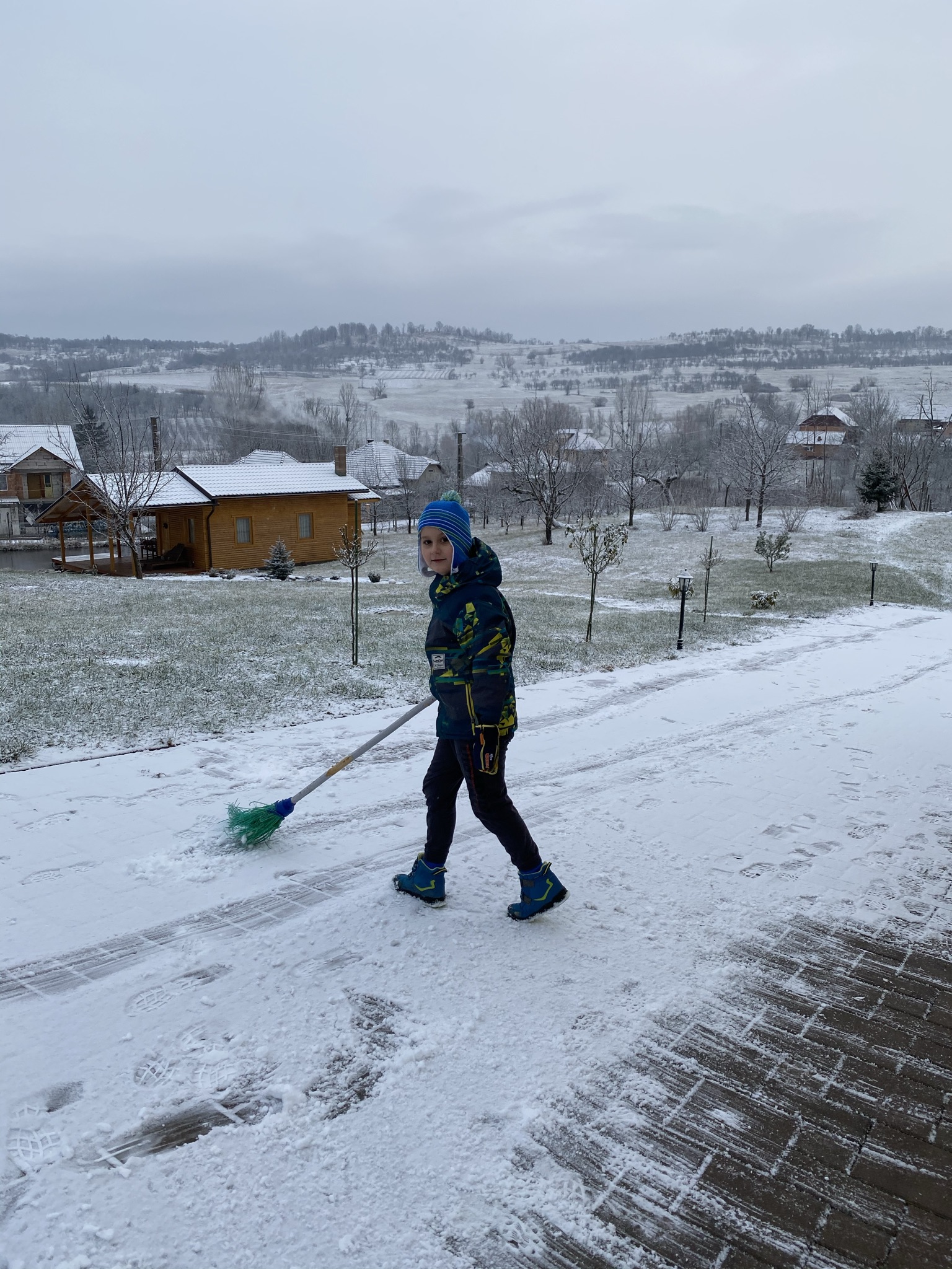 Curat zăpada din curte