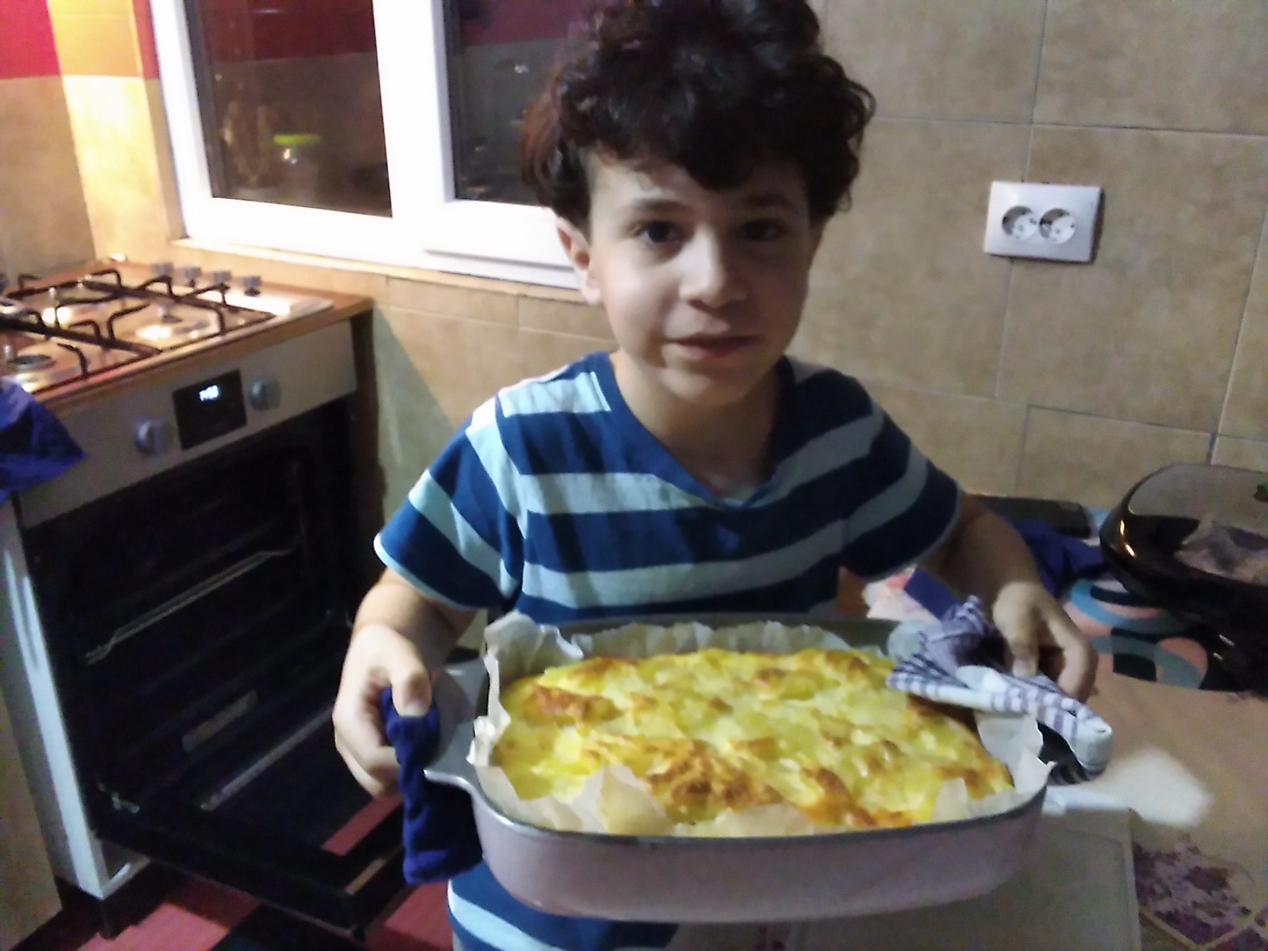 am ajutat-o pe mama la facut mancare (cartofi gratinati)