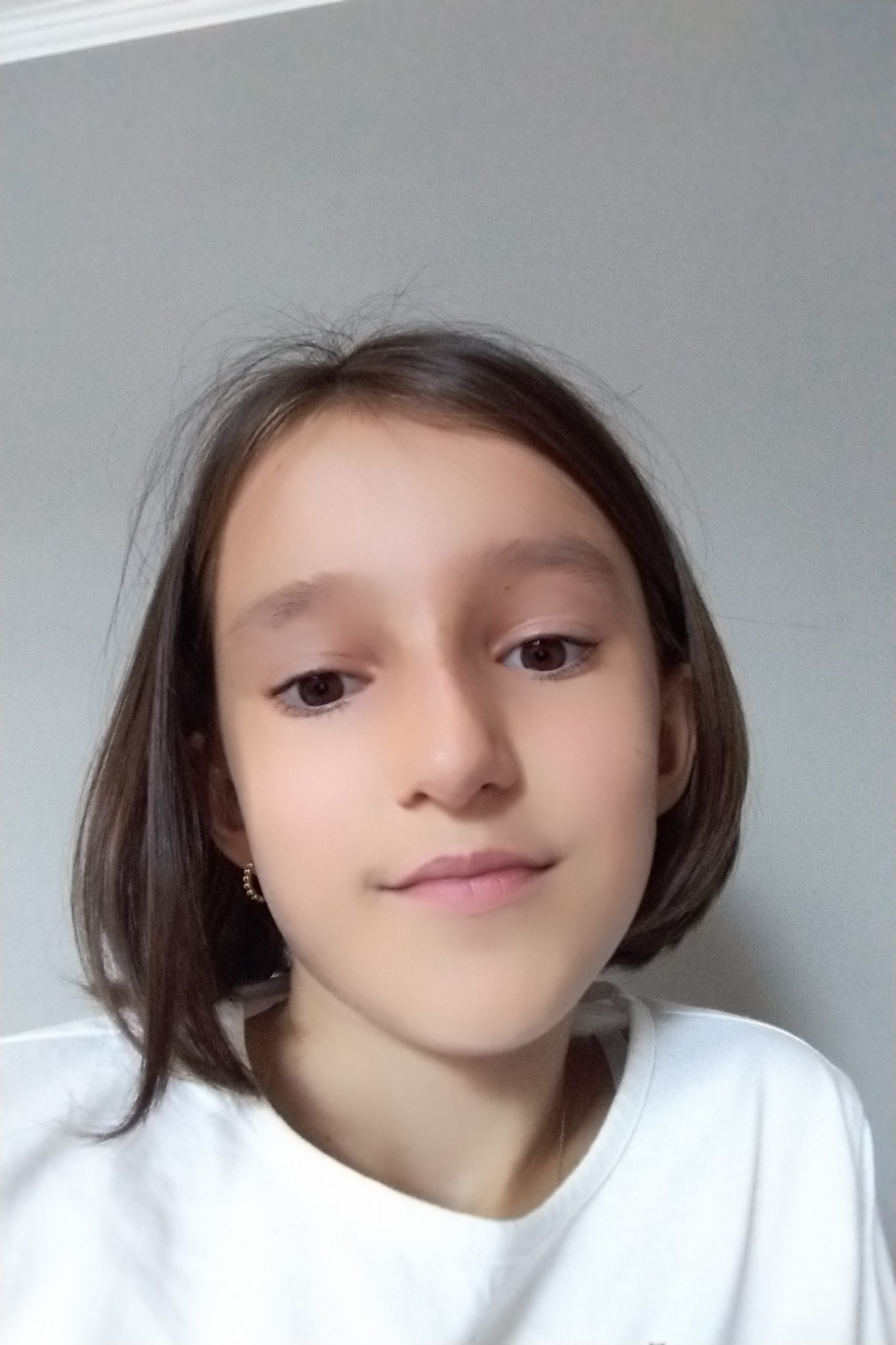 Șterg praful. O ajut pe mama