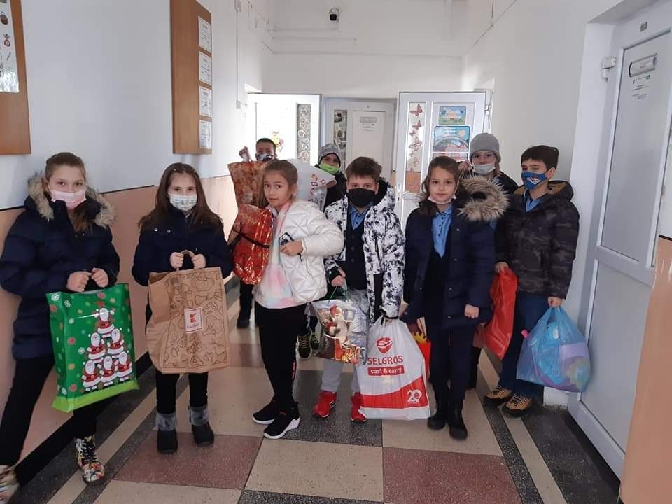 Colectă de cărți și jucării